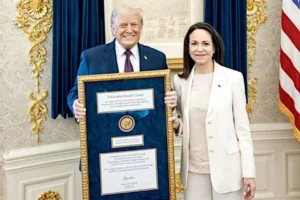 Entrega María Corina Machado su Nobel a Trump