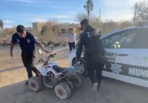 Policías de Sabinas quitan cuatrimoto a menor por “levantar mucha polvadera”