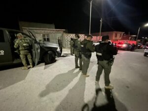 Catean domicilio en colonia Saltillo; aseguran motocicleta robada y droga