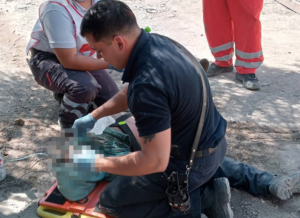 Bomberos de Saltillo rescatan a 2 personas que cayeron a noria