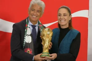 Llevan Copa FIFA a la mañanera a 100 días del Mundial