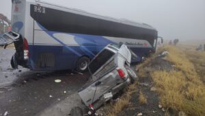 Causa choque de autobús cierre de Carretera 57 y caos para regreso de paseantes