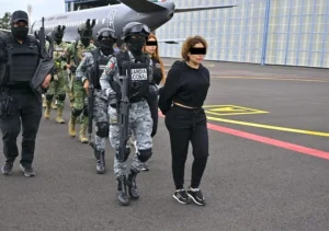 Van 12 detenidos en Michoacán, entre ellos hija de capo