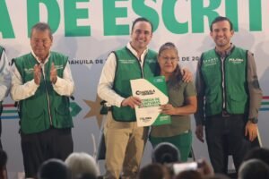 Detona Manolo entrega de 1150 escrituras en todas las regiones