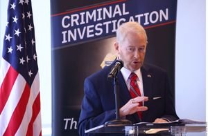 Embajador de EU urge a México “seguir el dinero” de los cárteles